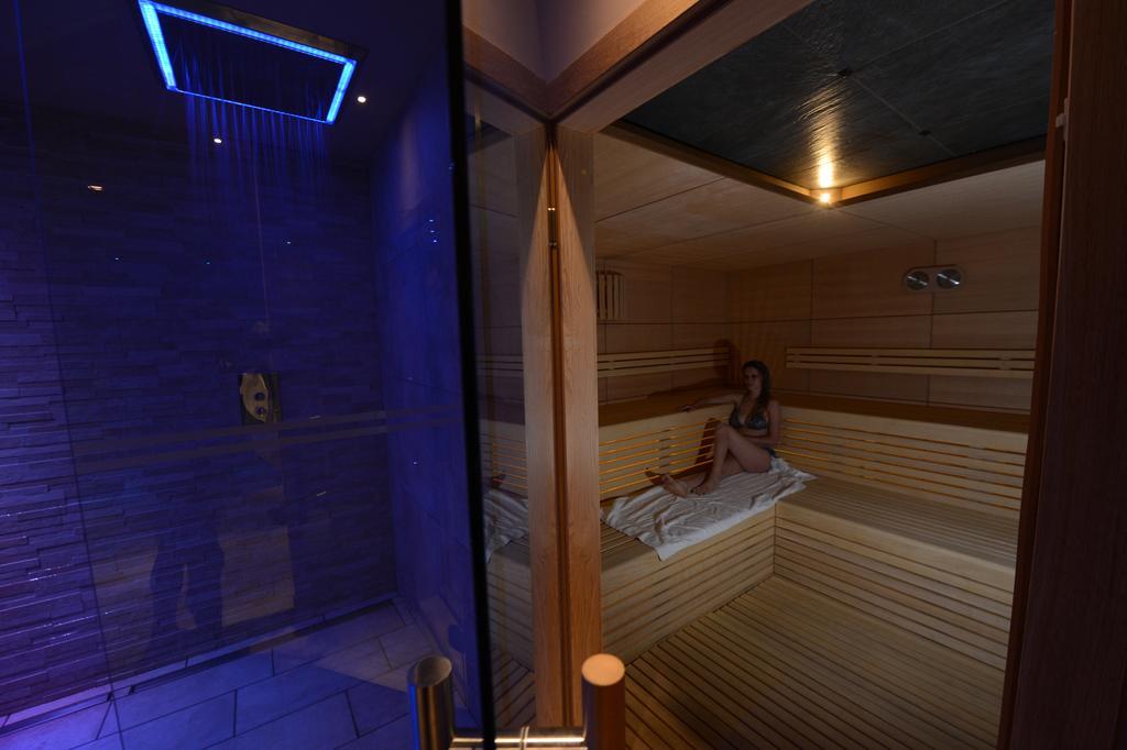 Hotel Ambassador Levico Terme Bagian luar foto
