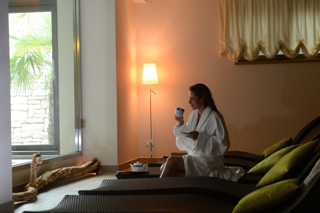 Hotel Ambassador Levico Terme Bagian luar foto