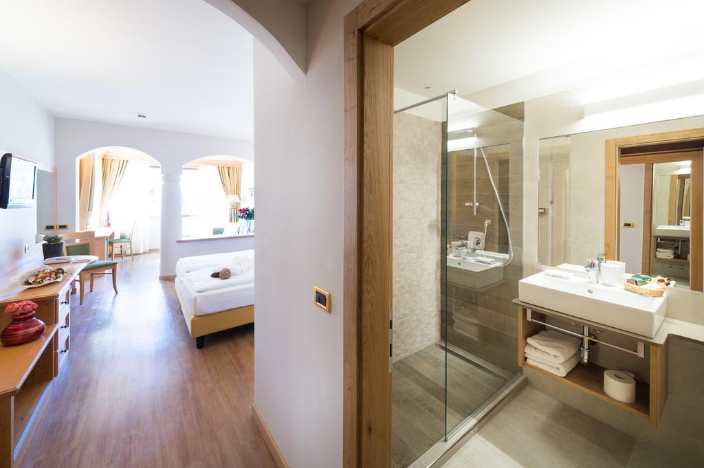Hotel Ambassador Levico Terme Bagian luar foto