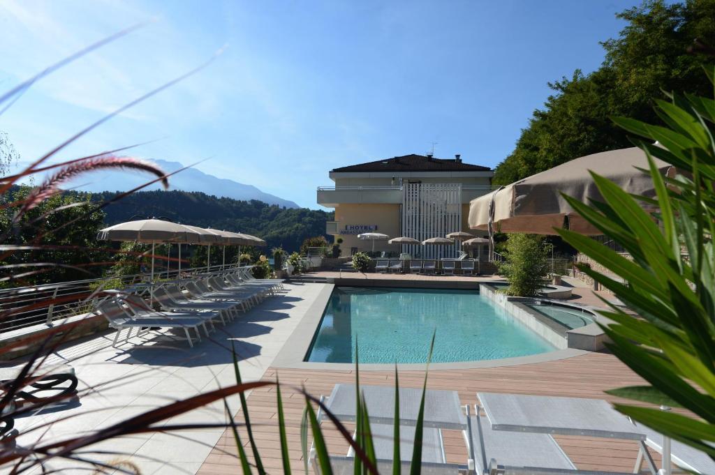 Hotel Ambassador Levico Terme Bagian luar foto