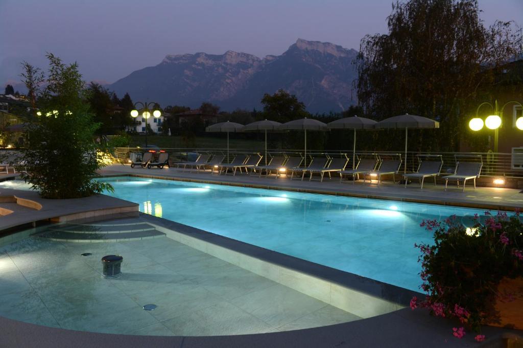 Hotel Ambassador Levico Terme Bagian luar foto