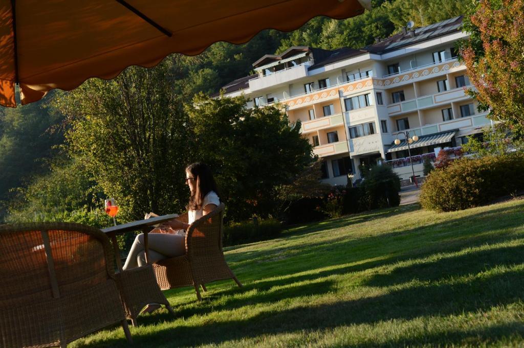 Hotel Ambassador Levico Terme Bagian luar foto