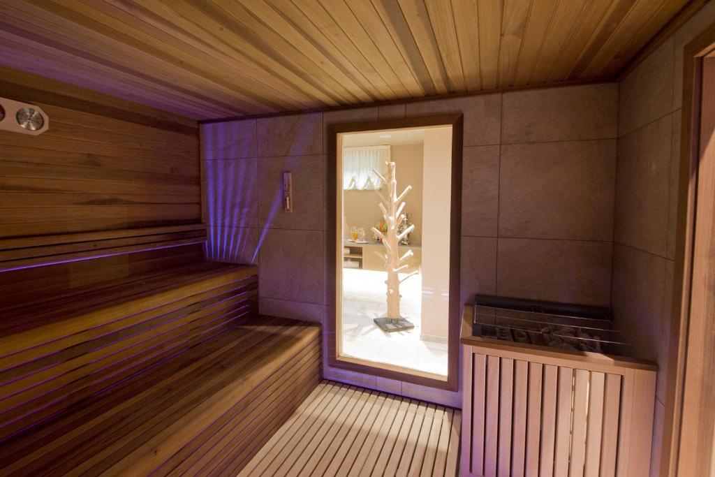 Hotel Ambassador Levico Terme Bagian luar foto