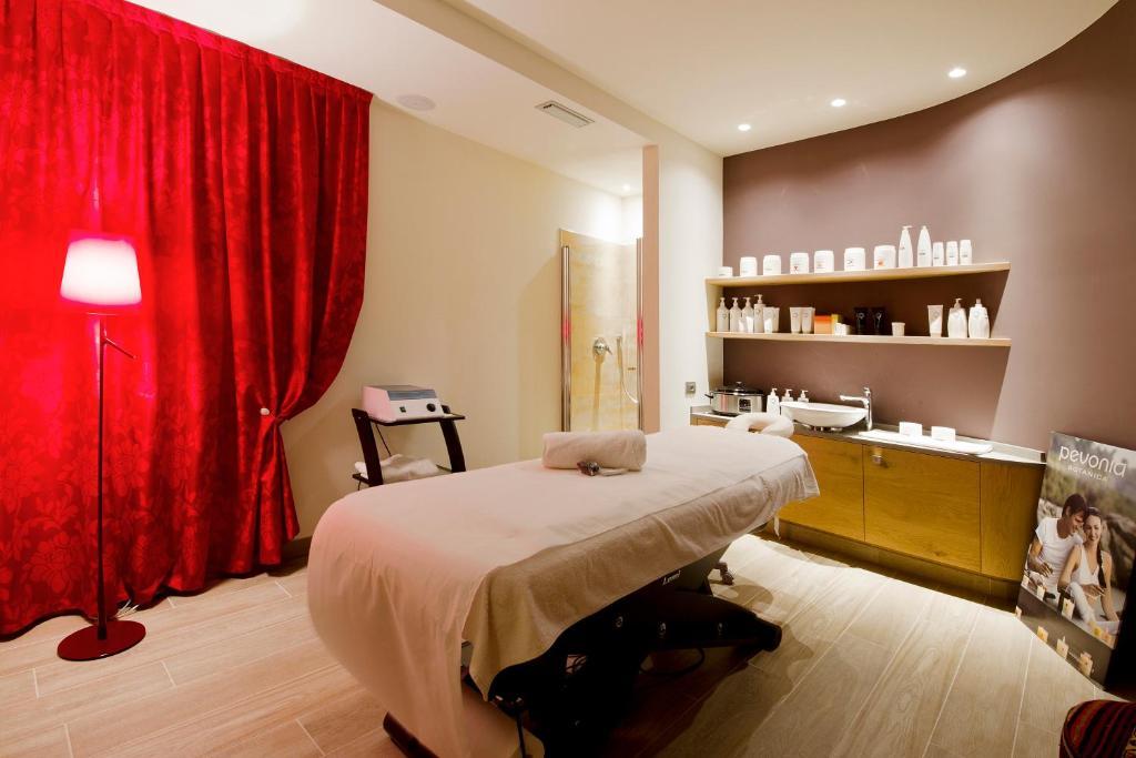 Hotel Ambassador Levico Terme Bagian luar foto