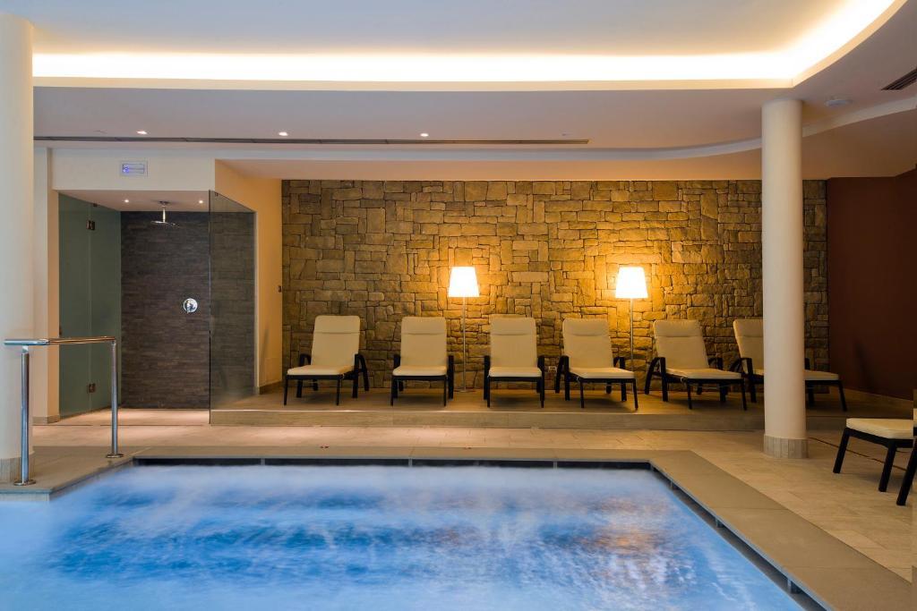 Hotel Ambassador Levico Terme Bagian luar foto