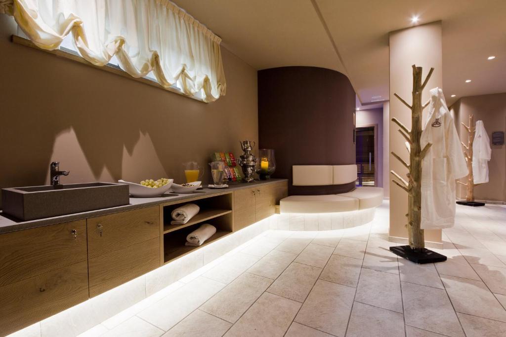 Hotel Ambassador Levico Terme Bagian luar foto